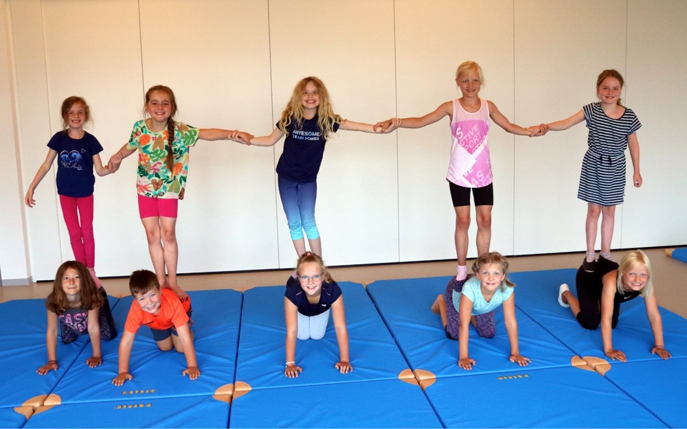 Kindergruppe auf Turnmatten
