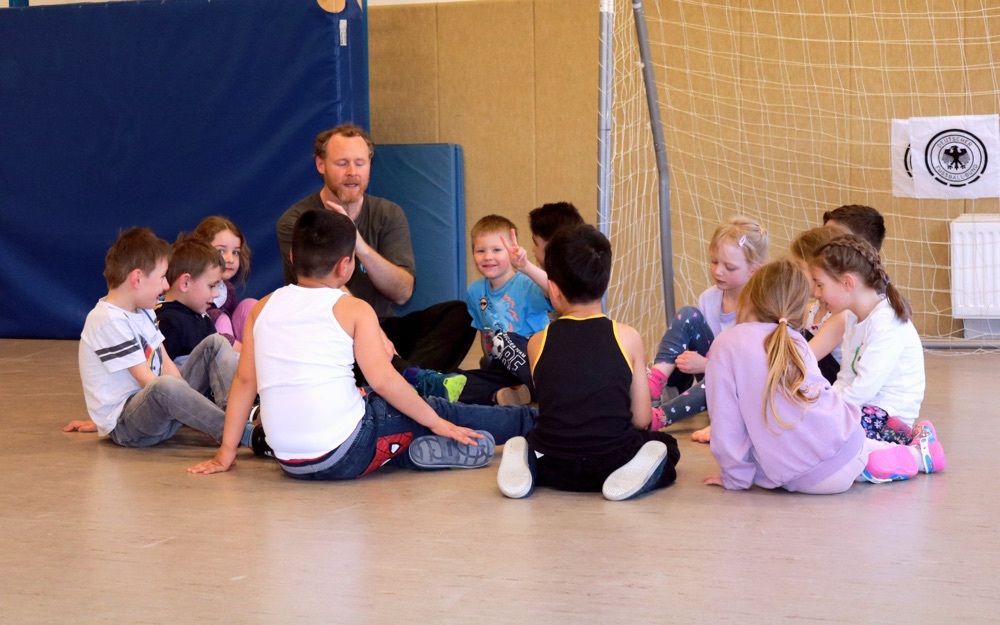 Claas im Stuhlkreis mit Kita-Kindern