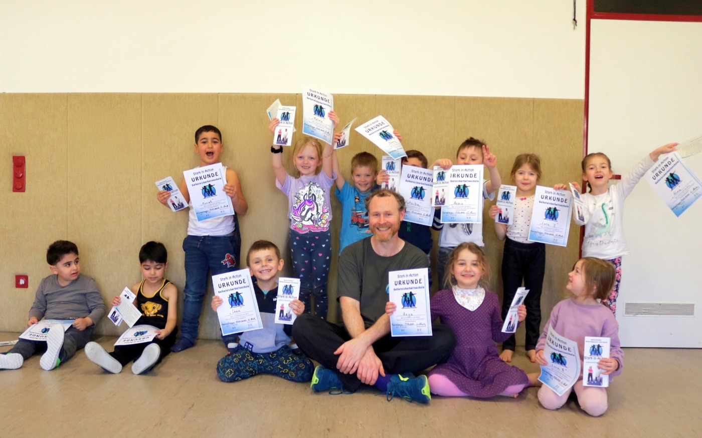 Claas mit einer Kindergruppe und ihren Urkunden